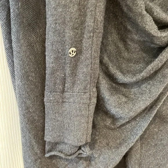 Lululemon Gorgeous Top! Size 4! 🥰 - Picture 3 of 5